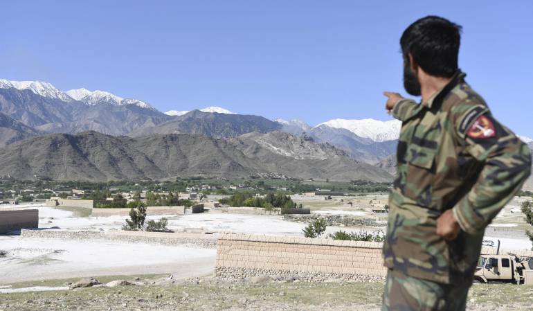 Un militar afgano apunta hacia la zona montañosa sobre la que EE.UU. lanzó la mayor bomba no-nuclear, la llamada "Madre de todas las bombas", para destruir un complejo de túneles del Estado Islámico.