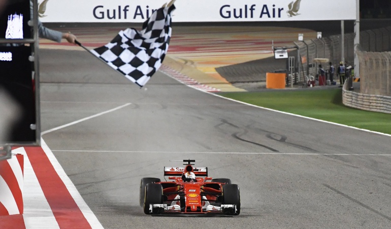 Vettel se impone en Bahréin y es líder en solitario