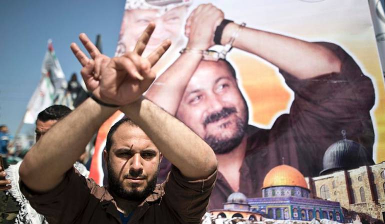 Barghouti (en la imagen de la pancarta) forma parte de un grupo de unos 7.000 palestinos encarcelados en Israel.