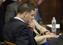 Aaron Hernández, ex jugador de NFL se suicida en prisión
