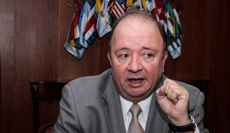 Ministro de Defensa, Luis Carlos Villegas