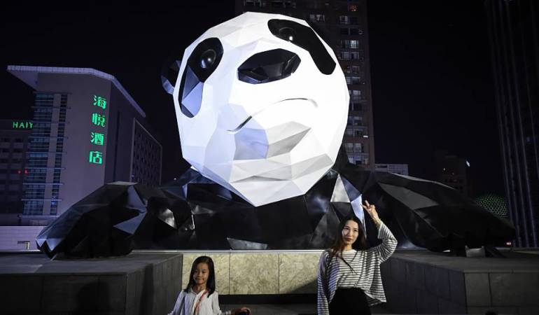 Escultura de oso panda en China.
