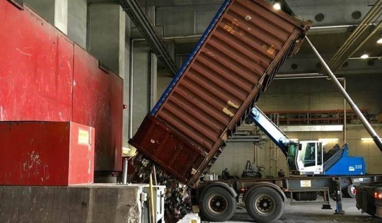 Los tres de basura transportan estos contenedores desde Roma hasta Austria.