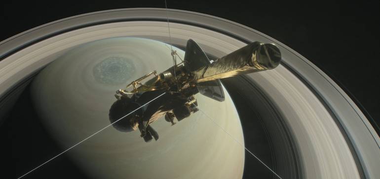 Ilustración de la NASA que muestra la sonda cassini sobre el hemisferio norte de Saturno.