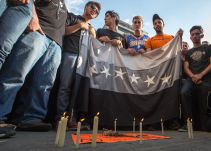 Opositores venezolanos marchan a la cárcel donde está recluido Leopoldo López