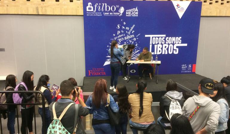 Mario Mendoza firma libros en la Feria del Libro de Bogotá