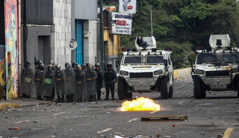 Un video con una tanqueta atropellando a un grupo de manifestantes se viraliza en redes sociales.