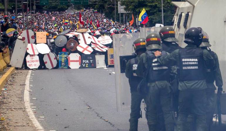 Una de las fotos virales el día. Minutos antes de empezar la violencia.