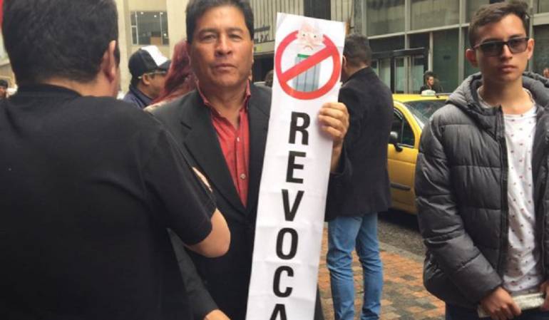 Ciudadano durante la entrega de las firmas para la revocatoria del alcalde Peñalosa