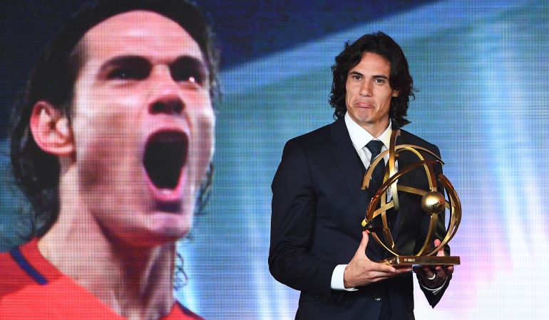 Édinson Cavani: Édinson Cavani, elegido mejor futbolista de la Liga Francesa