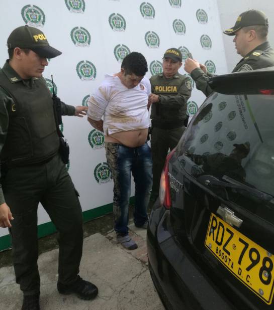 Súper rifle Plan pistola: Capturan a un hombre con "súper" rifle de francotirador Súper rifle Plan pistola: Capturan a un hombre con "súper" rifle de francotirador