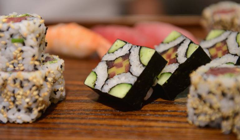 El pescado no cocido del sushi es ideal para la transmisión de enfermedades parasitarias.
