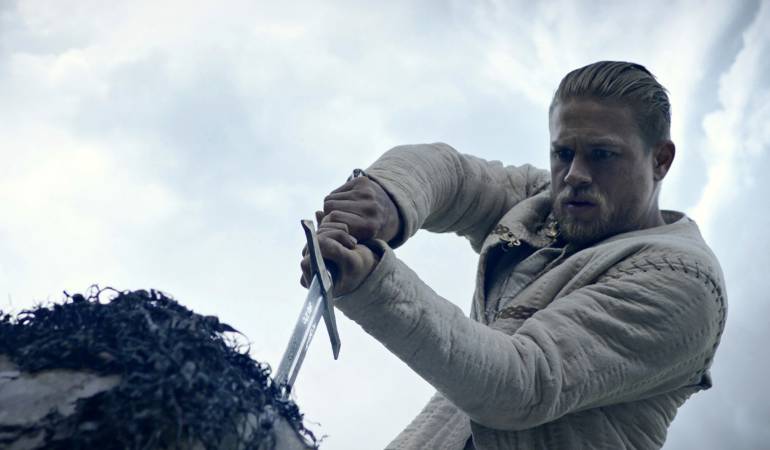Una escena de la película "King Arthur: Legend of the Sword" que recaudó 15,3 millones de dólares al debutar
