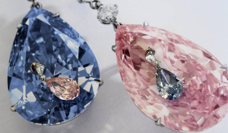 El diamante azul "Apollo" y el diamante rosa "Artemis" durante la presentación de la subasta en Sotheby's en Ginebra
