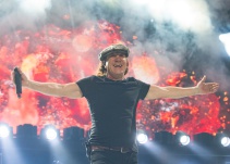 Brian Johnson de AC/DC regresa a los escenarios
