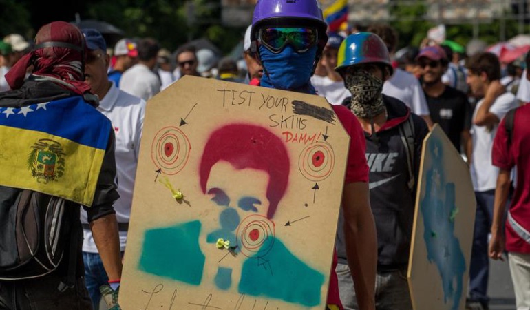 Castrochavismo: Uribismo denunció al presidente Nicolás Maduro ante la Corte Penal Internacional Castrochavismo: Uribismo denunció al presidente Nicolás Maduro ante la Corte Penal Internacional