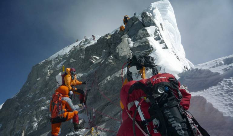 El Escalón de Hillary (la imagen muestra cómo se veía antes) era el último gran desafío técnico antes de llegar a la cumbre del Everest.