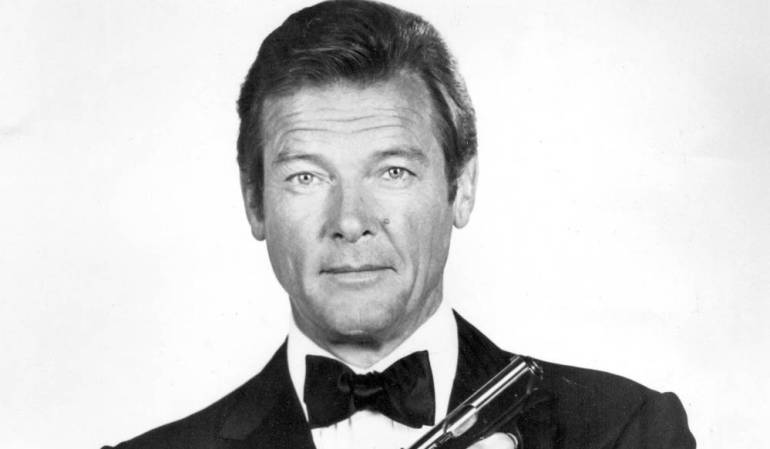Roger Moore caracterizado como James Bond