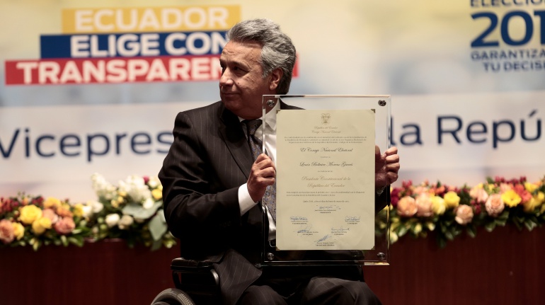 Lenin Moreno posa con la credencial oficial de presidente electo de Ecuador.