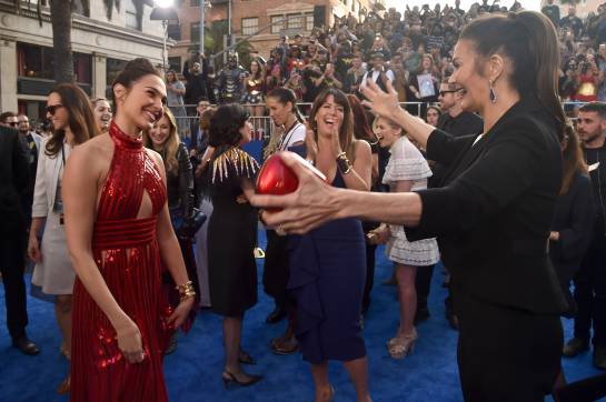 Gal Gadot y Lynda Carter se encuentran en la premier de 'Mujer maravilla': El emocionante encuentro de Gal Gadot y Lynda Carter en la premier de 'Mujer maravilla' Gal Gadot y Lynda Carter se encuentran en la premier de 'Mujer maravilla': El emocionante encuentro de Gal Gadot y Lynda Carter en la premier de 'Mujer maravilla'