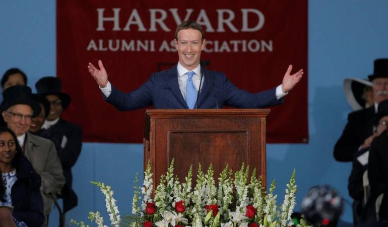 "Estoy honrado de estar aquí, porque, ustedes lograron algo que yo nunca pude", dijo Mark Zuckerberg al iniciar un discurso de graduación en la Universidad de Harvard, EE.UU., de la que se retiró antes de obtener un título.