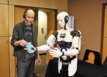 Diseñador francés presenta robot humanoide armable
