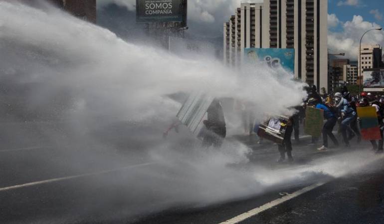 Venezuela crisis: Diputado opositor venezolano es herido durante una marcha en Caracas