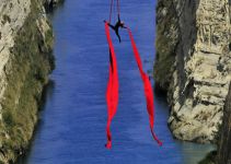 Desafiando la gravedad: acróbata danza en el aire durante 'Greece Has Soul'