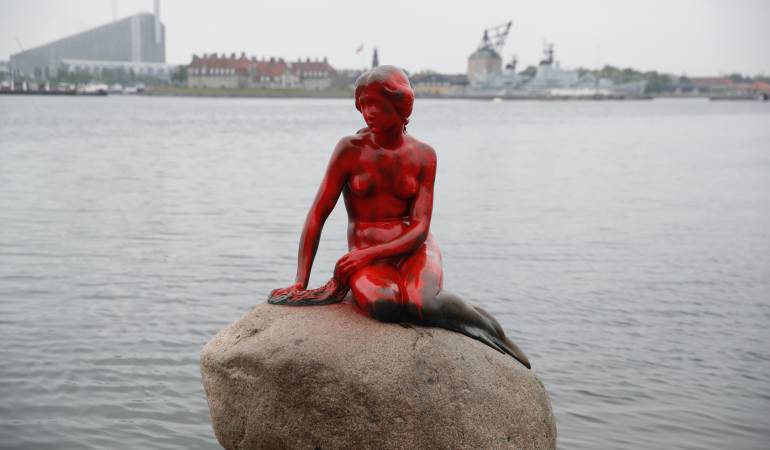 La Sirenita de Copenhague aparece cubierta de pintura roja, martes 30 de mayo de 2017.