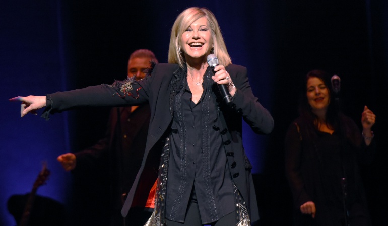 La cantante/actriz Olivia Newton-John en una presentación en Atlanta.