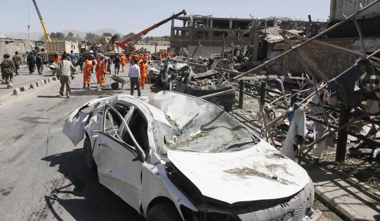 Vista de los destrozos provocados por la explosión de un coche bomba en Kabul (Afganistán)