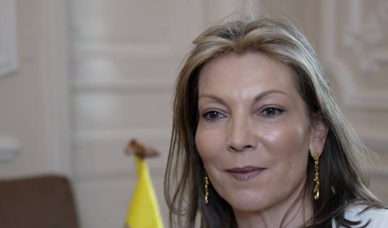 Primera dama de COlombia hace comercial para marca de esmalte: Primera dama de Colombia adopta faceta "reconciliadora" con esmalte de la paz