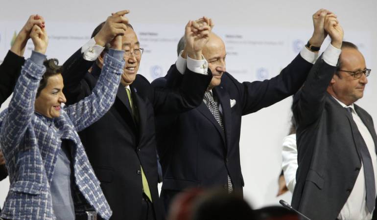 El momento en el que los líderes globales celebraban el consenso sobre el Acuerdo de París.