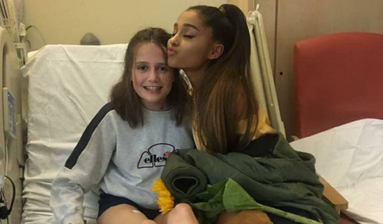 Ariana Grande con una de sus fans