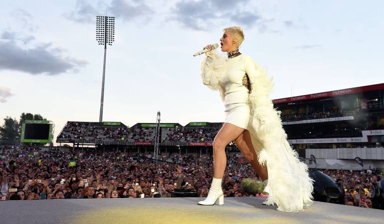 Con vestido, Katy Perry honró a víctimas de Mánchester
