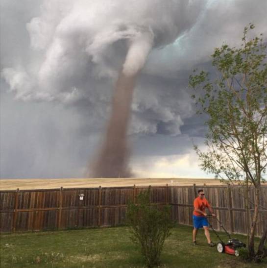 La increíble foto del hombre que "desafió" a un tornado y se puso a cortar el césped La increíble foto del hombre que "desafió" a un tornado y se puso a cortar el césped