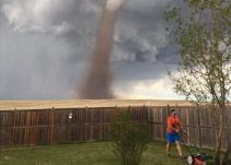 La increíble foto del hombre que desafió a un tornado y se puso a cortar el césped