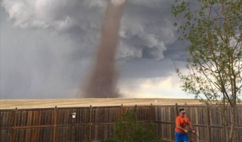 La increíble foto del hombre que "desafió" a un tornado y se puso a cortar el césped