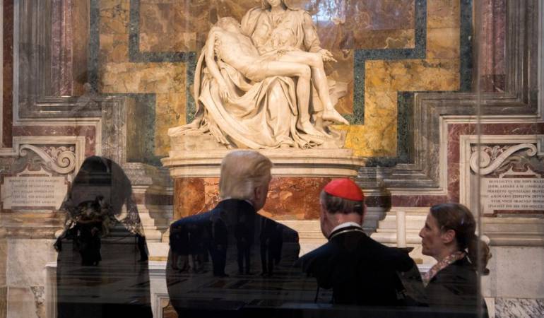 La estatua original, ubicada en la Basílica de San Pedro, ahora está protegida por un cristal a prueba de balas.