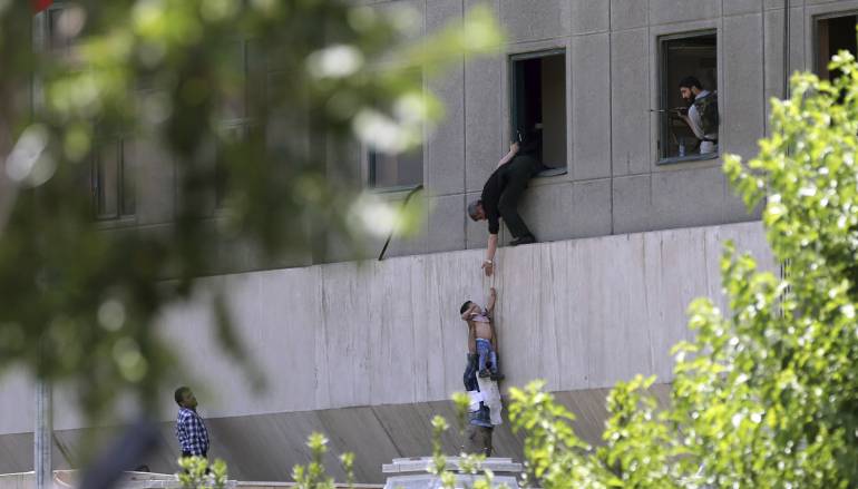 IRÁN ATAQUE: Suben a 12 los muertos en dos ataques del Estado Islámico en Teherán