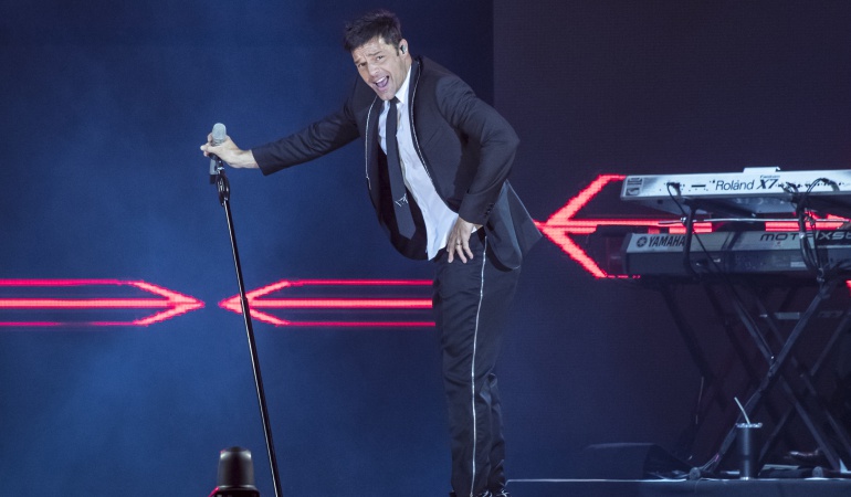 El cantante Ricky Martin en medio de un concierto.