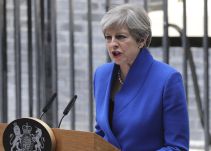 Renuncian dos de los jefes de la oficina de May tras resultados electorales