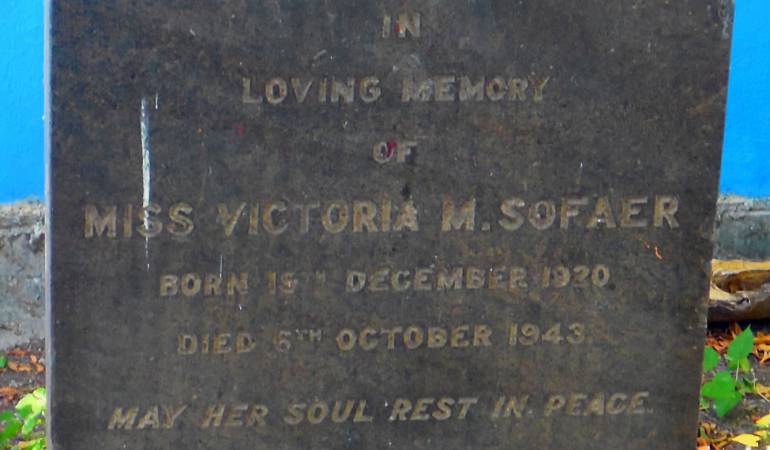 La tumba de Victoria Sofaer es una de las pocas que quedan en el pequeño cementerio judío de Chennai, India.