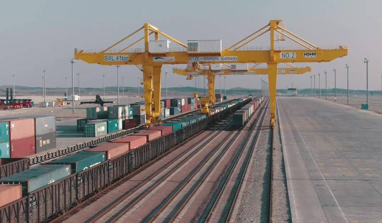 El puerto seco en Khorgos maneja por el momento 500.000 contenedores al año.