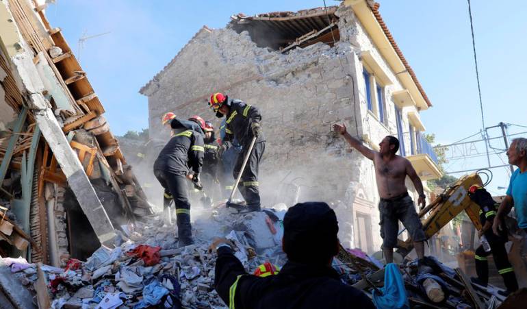 Trabajadores de rescate buscan víctimas del terremoto entre los escombros, en Vrisa.