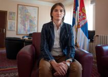 Ana Brnabic, la mujer gay elegida como primera ministra que desafía a la conservadora Serbia