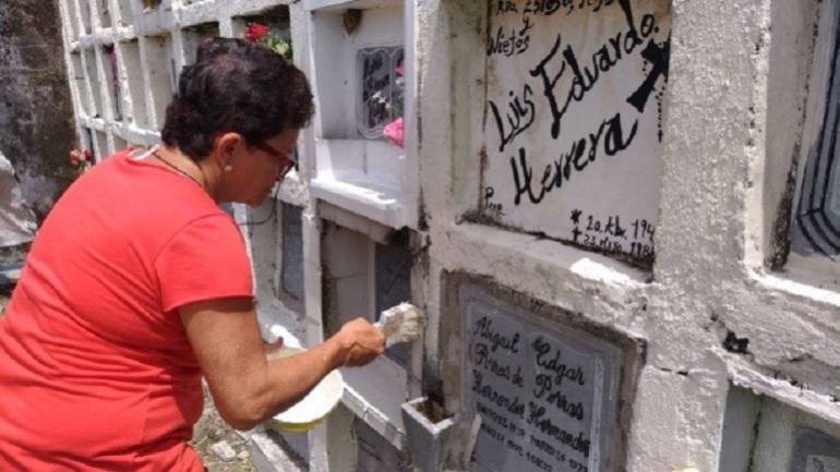 cementerios abandonados: Singular campaña en Villavicencio: “Adopta una tumba”