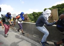Varios heridos tras choques entre manifestantes y uniformados en Caracas