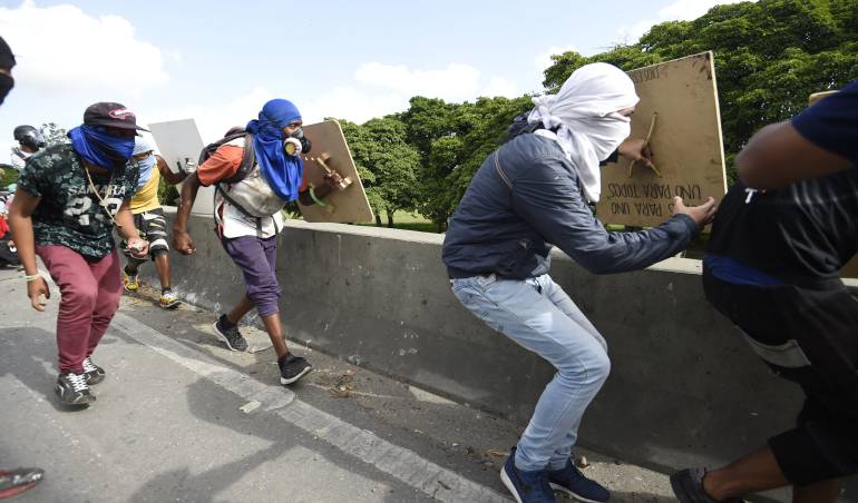 Varios heridos tras choques entre manifestantes y uniformados en Caracas