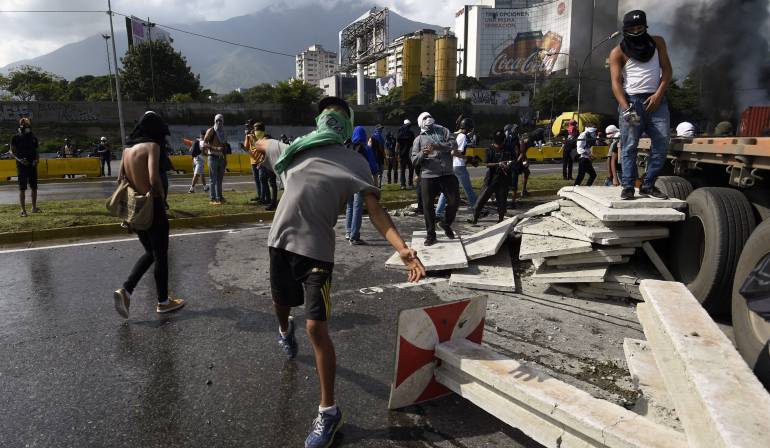 Crisis en Venezuela: Cuatro heridos tras ataques a sede del Parlamento venezolano durante protesta